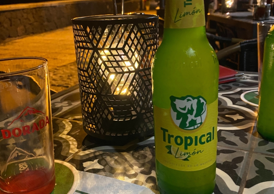 Cerveza canaria llamada Tropical